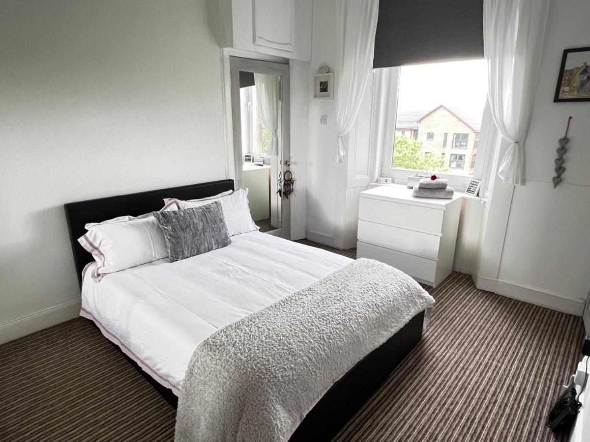 1 Bedroom Flat In Tolcross, Glasgow Top Floor. ภายนอก รูปภาพ